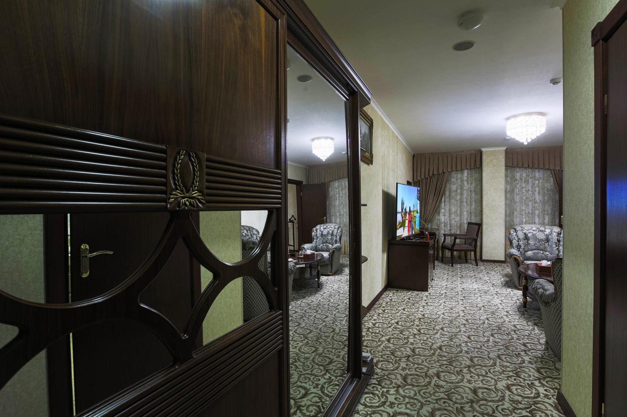 Zargaron Plaza Hotel Bukhara Bagian luar foto