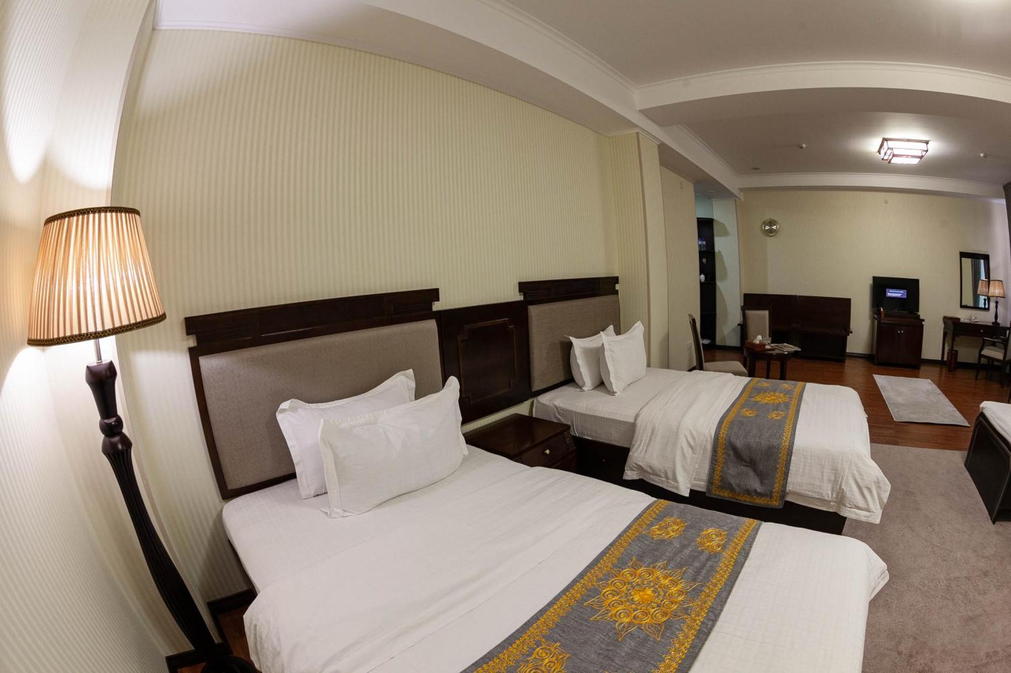 Zargaron Plaza Hotel Bukhara Bagian luar foto